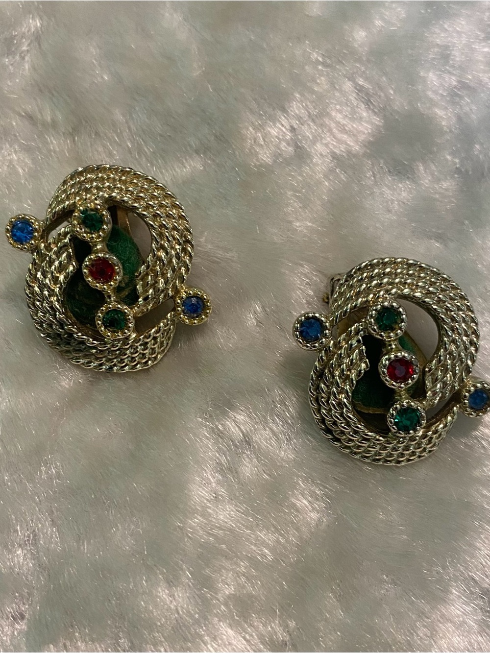 🍀VTG Sarah Coventry Gold Knot Clip On Earrings with Multicolor Gems